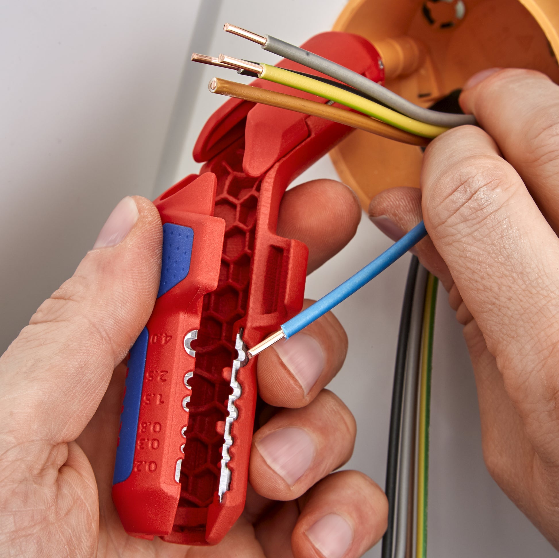 Knipex 16 95 01 SB ErgoStrip® Universal Dismantling Tool, Right-Handed - image 14